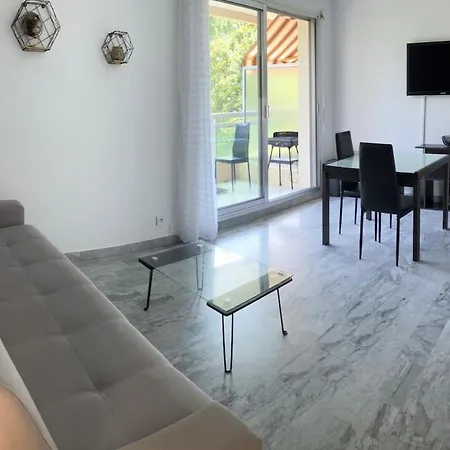 Apartment In A Setting With Pool And Parking